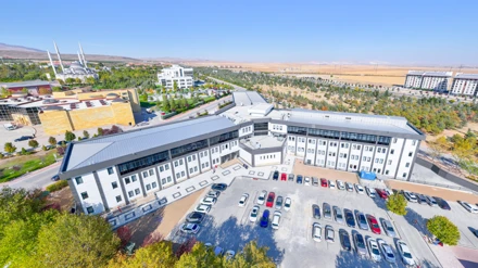 Rektör Yılmaz, Eczacılık Fakültesi binasında incelemede bulundu
